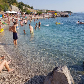 T&B, Senj